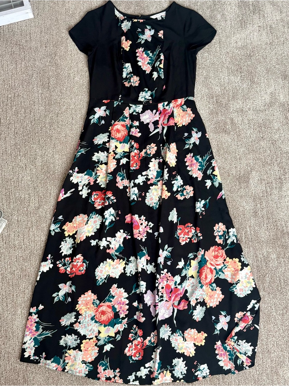 Women’s Black Floral Midi Dress - Elegant Fit-and-Flare Small